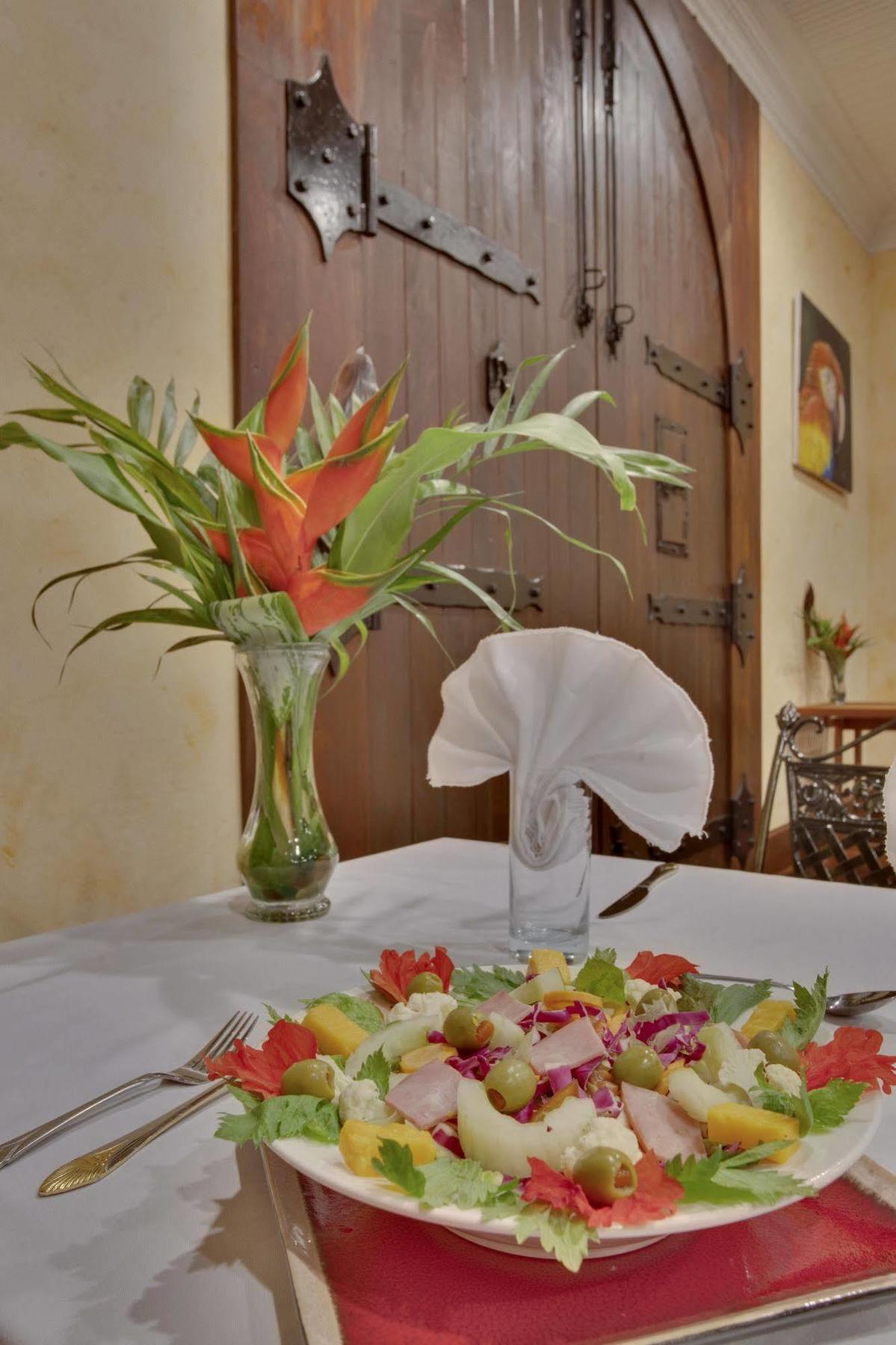 Mahogany Hall Luxury Boutique Resort San Ignacio Bagian luar foto