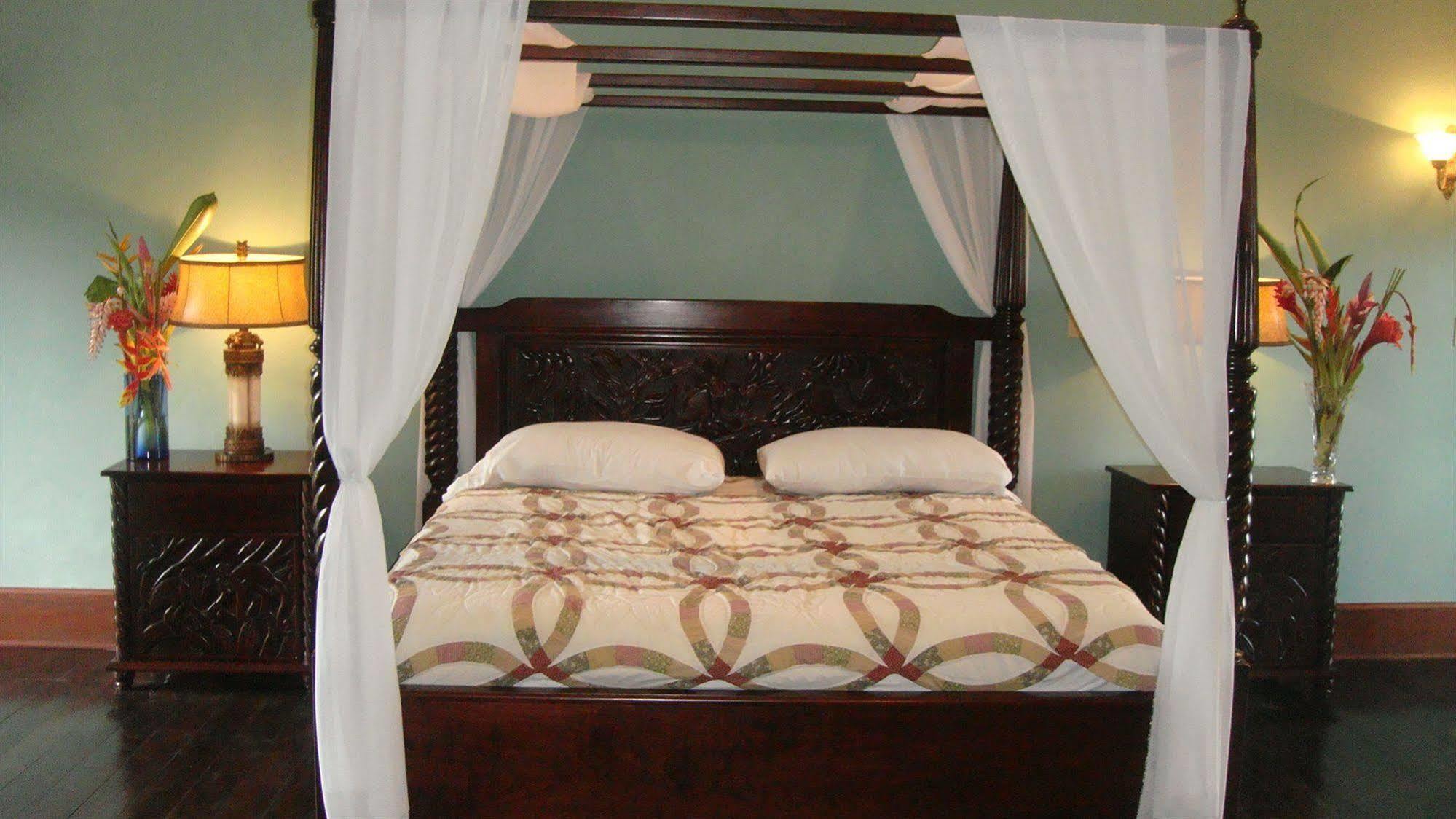 Mahogany Hall Luxury Boutique Resort San Ignacio Bagian luar foto